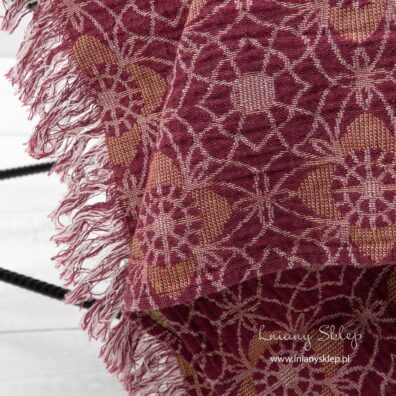 Krótsze strony pledu są ozdobione frędzelkami 5cm.