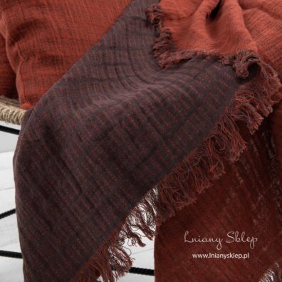 Obie strony pledu pięknie się będą prezentował narzucone na łóżko.