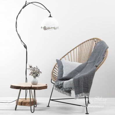 Szaro-biały dwustronny żakardowy pled w romby.