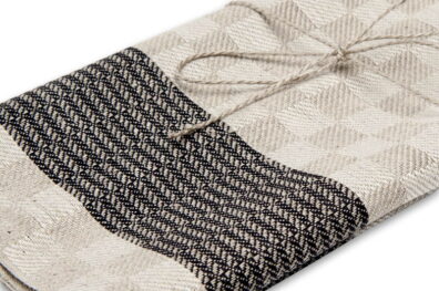 Ścierka kuchenna w szarą szachownicę.