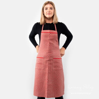 Czerwony fartuch kuchenny w kratkę