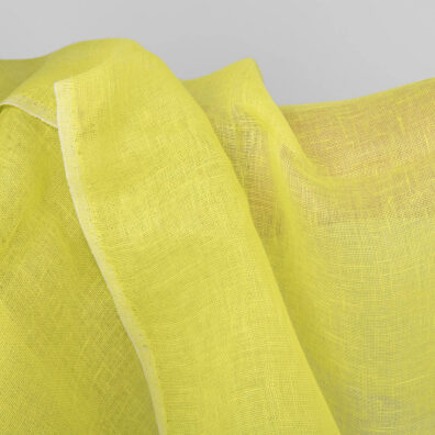 Lekka, rzadka i przeźroczysta tkanina lniana świetnie pasuje na szycie firanek, szaliczków i różnych akcesoriów.