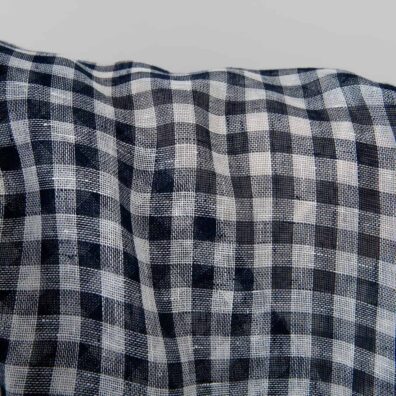 Leciutka i cieniutka, przeźroczysta tkanina świetnie się sprawdzi jako tkanina na firanki i różne akcesoria.