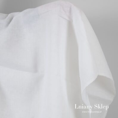 Dość cienka, gładko i gęsto tkana mlecznobiała (żółtawa) tkanina 100% lniana.