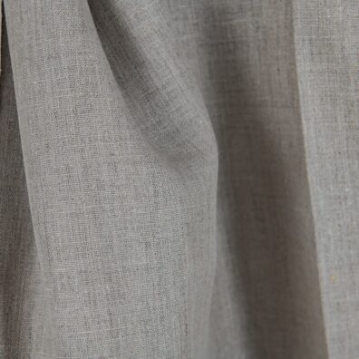 Nieco chropowata, gęsta, naturalna tkaniana o barwie naturalnego włókna lnianego.