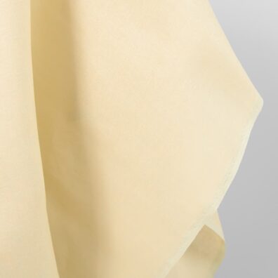 Tkanina wytkana z 2 przędz: lekko żółtej i zielonej o niebieskim odcieniu.