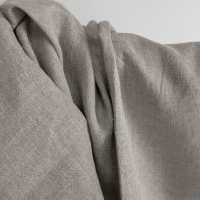 Szara (niebarwione włókno lniana) tkanina lniana wytkana w ażurową krateczkę.