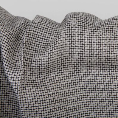 Gęsto tkana, średnio ciężka tkanina na szycie zasłon, ubrań, akcesoriów, produktów konfekcji stołowej i kuchennej.