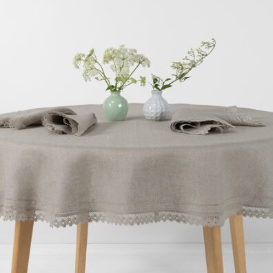 Okrągły (owalny) obrus ozdobiony mereżką i koronką