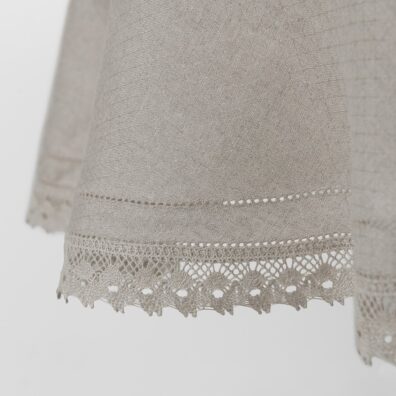 Brzeg ozdobiony mereżką i koronką