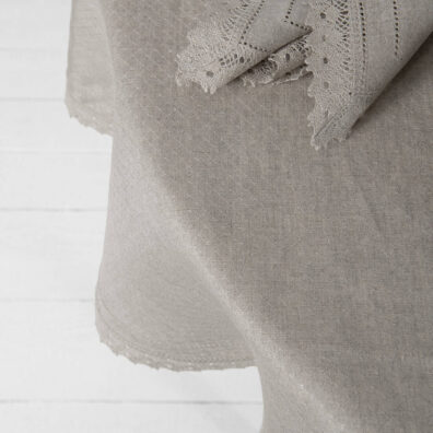 Szary, wytkany w romby obrus lniany