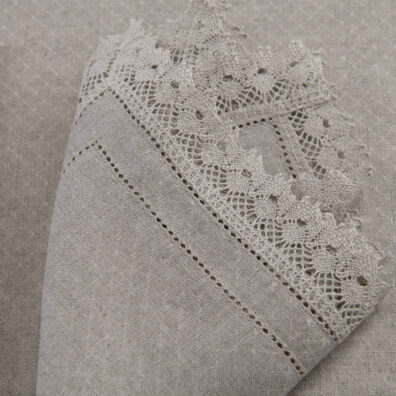 Szara serwetka ozdobiona mereżką i koronką