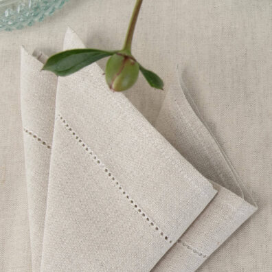 Jasnoszara serwetka ozdobiona mereżką