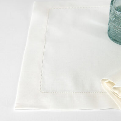 Biała podkładka stołowa ozdobiona mereżką