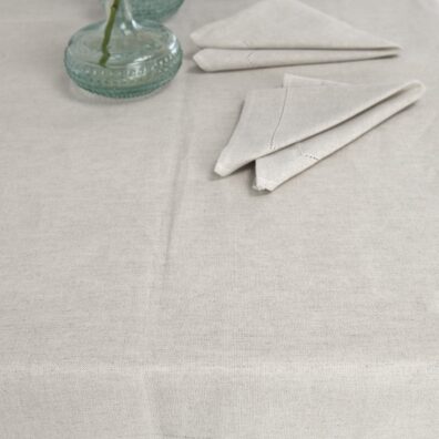 Gładko wytkany jasnoszary obrus