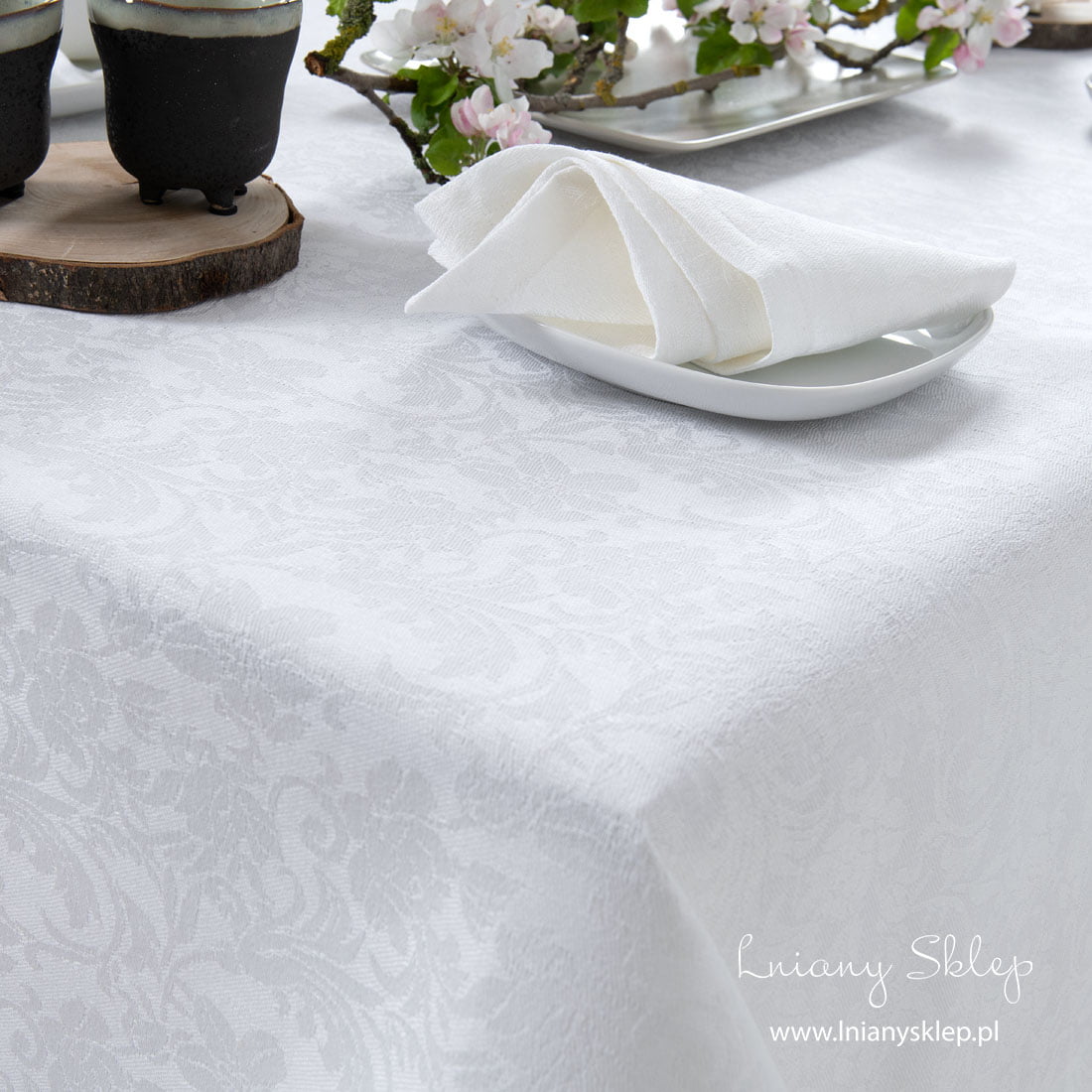 Lniany biały żakardowy obrus.