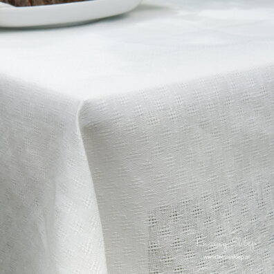 Biały lniany ażurowy obrus.
