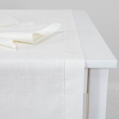 Biały bieżnik stołowy ozdobiony mereżką