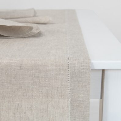 Szary bieżnik stołowy ozdobiony mereżką