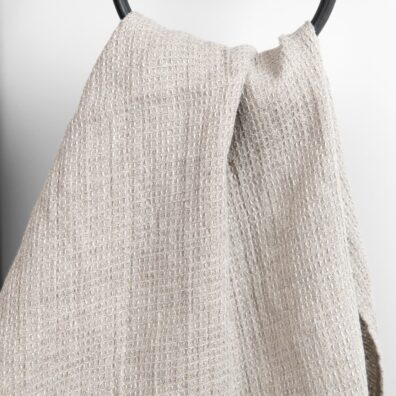 Lniany szary (kolor lnu) ręcznik kąpielowy, wytkany we wzór waflowy