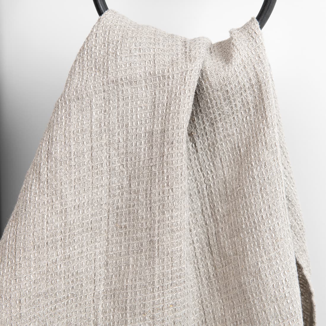 Lniany szary (kolor lnu) ręcznik kąpielowy, wytkany we wzór waflowy