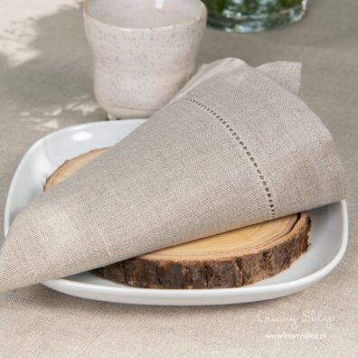 Szara mereżkowana serwetka.