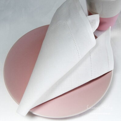 Duża biała serwetka lniana stołowa wykończona mereżką