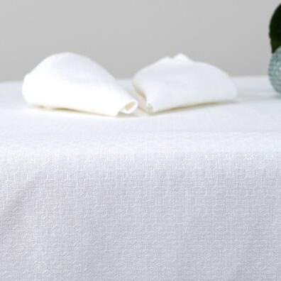 Biały ażurowy obrus