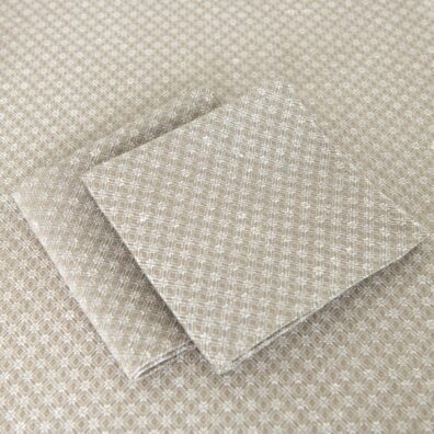 Jasnoszary obrus i serwetki