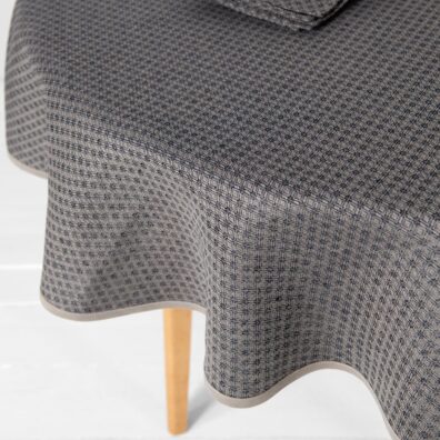 Obrus w granatowe i szare romby.