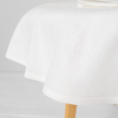 Biały obrus. Brzeg wykończony lamówką.