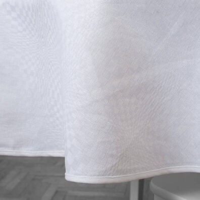 Śnieżnobiały okrągły (owalny) lniano - bawełniany obrus wytkany w kratkę o różnej wielkości