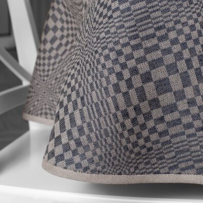 Lniano - bawełniany obrus wytkany w granatowo - szarą kratkę o różnej wielkości