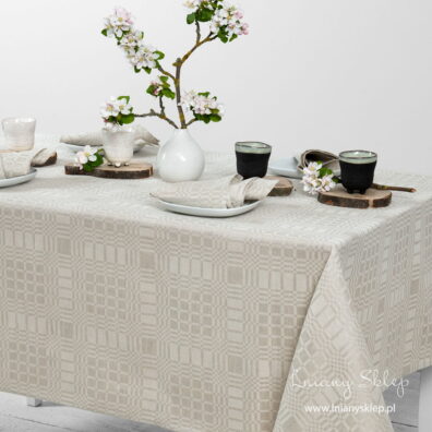 Lniany obrus w kratkę.