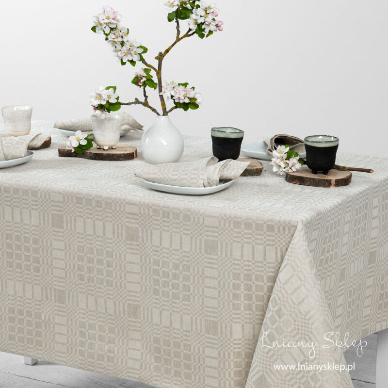 Lniany obrus w kratkę.