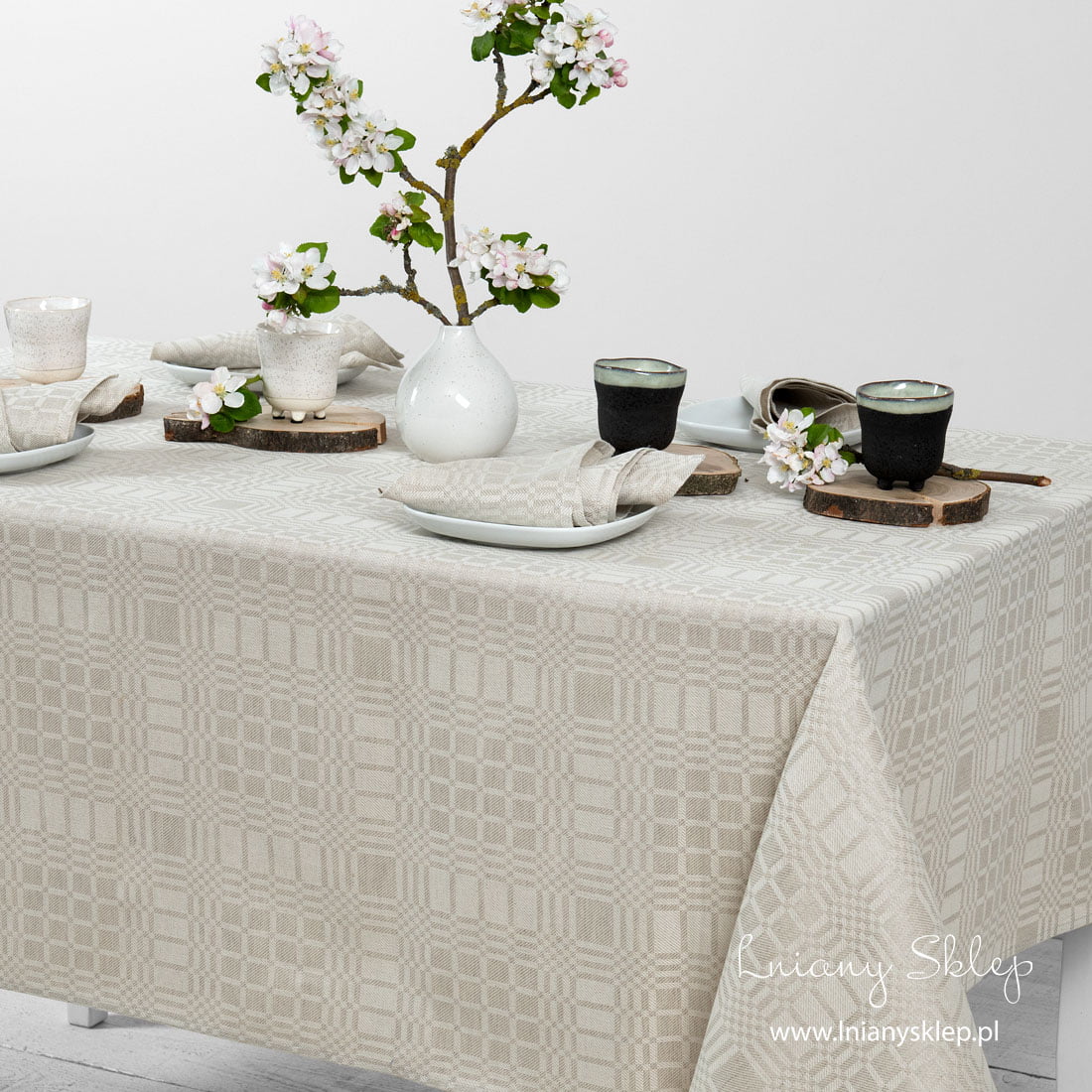 Lniany obrus w kratkę.