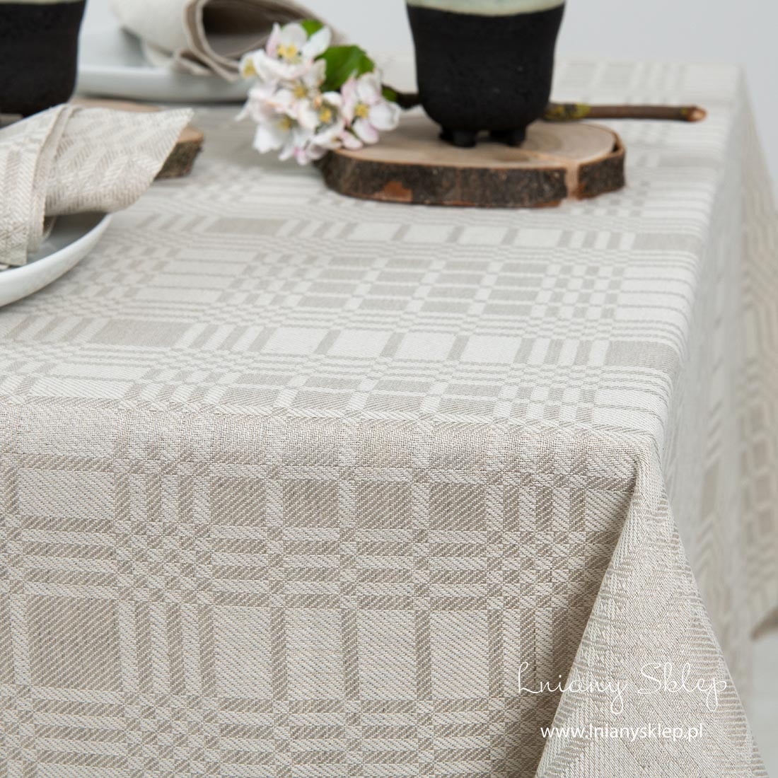 Lniano - bawełniany obrus w kratkę. Zbliżenie.