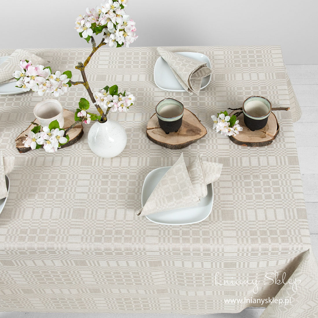 Lniano - bawełniany, naturalny obrus w kratkę.