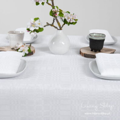 Śnieżnobiały lniany obrus w kratkę.