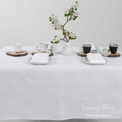 Śnieżnobiały lniano - bawełniany obrus w kratkę.