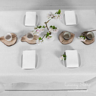 Biały lniany obrus.