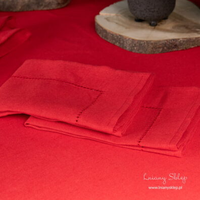 Wiśniowa serwetka ozdobiona mereżką.