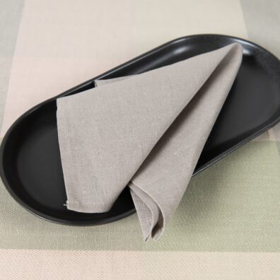 Serwetka stołowa z lniano - bawełnianego płótna o barwie naturalnego włókna lnianego.