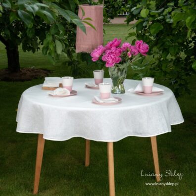 Biały (owalny) okrągły obrus.