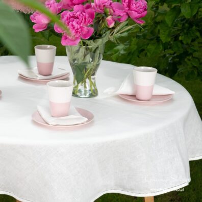 Biały okrągły (owalny) obrus. Brzeg wykończony mereżką.