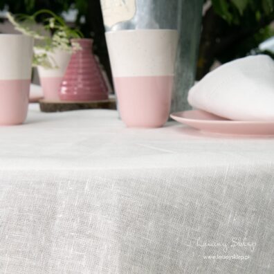 Biały obrus z naturalnych włókien.
