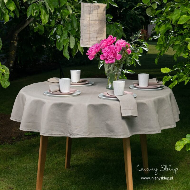 Okrągły (owalny) szary mereżkowany obrus.
