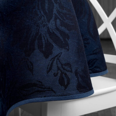 Brzeg obrusu zdobi granatowa lamówka