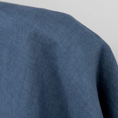 Niebieska o szarym odcieniu, przypominająca dżins tkanina 100% lniana