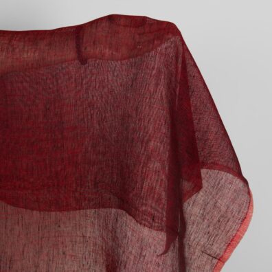 Tkanina lniana wytkana dopasowując barwy: intensywną czerwień i czerń.